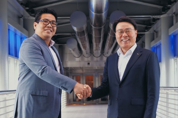 Choi Jeong-woo, Chairman of POSCO Group (right) and Tengku Muhammad Taufik, CEO of Petronas Group