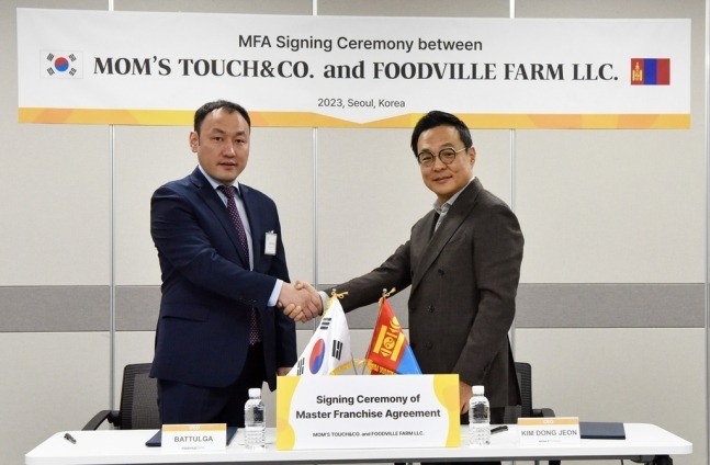 Kim　Dong-jeon,　CEO　of　Mom's　Touch　(right)　and　Battulga,　CEO　of　Foodville　Farm
