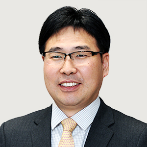 Jung-Hwan　Seo　is　the　business　desk　editor　at　The　Korea　Economic　Daily