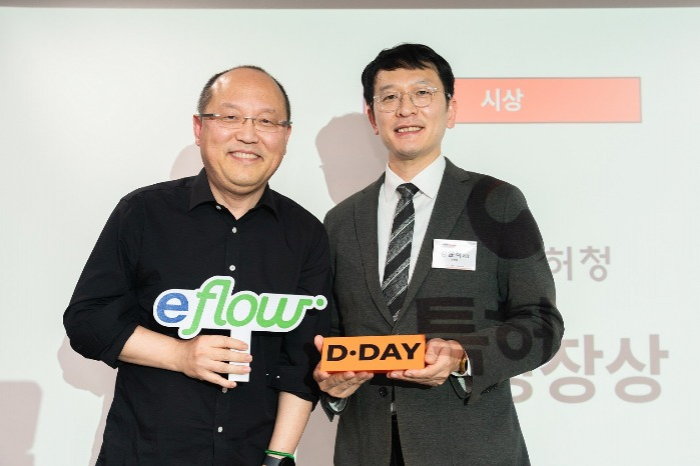 Youn　Suhan　(left),　eflow　CEO,　poses　for　a　photo　after　winning　second　prize　at　the　March　D.Day　(Courtesy　of　D.Camp)