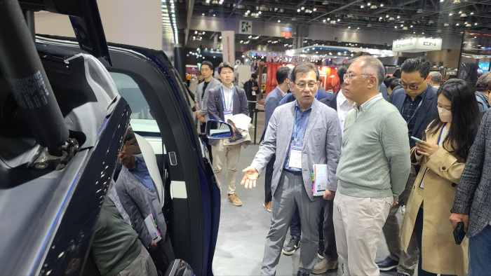 Hyundai　Motor　Chairman　Chung　Euisun　at　Seoul　Mobility　Show's　Tesla　booth