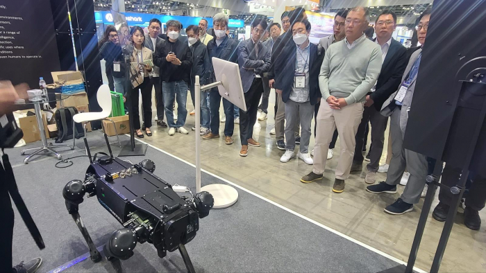 Hyundai　Motor　Chairman　Chung　Euisun　watches　a　four-legged　robot　at　Seoul　Mobility　Show　2023