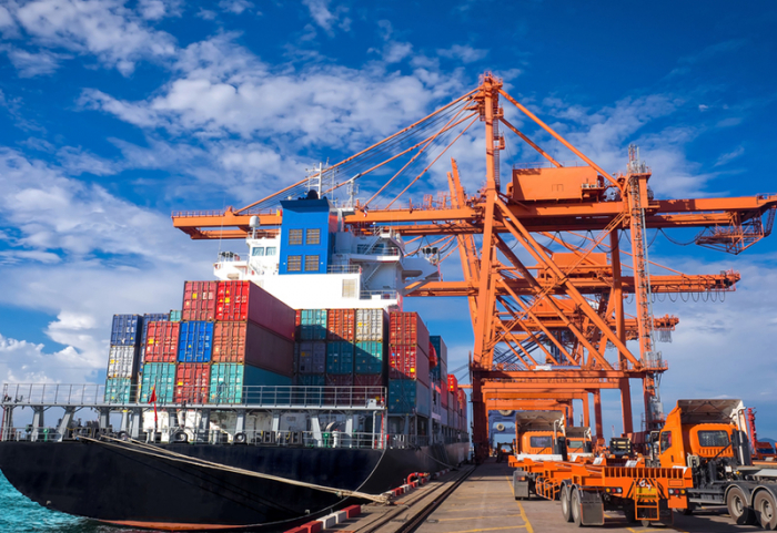 A　container　ship　at　a　Korean　seaport