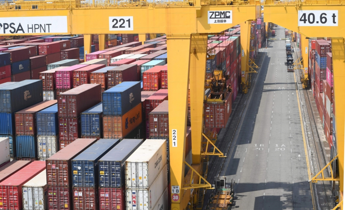 Container　boxes　piled　up　at　a　Busan　port