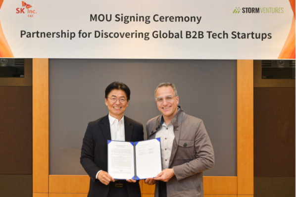 SK C&C's Kim Wan-jong, head of digital business (left) and Storm Ventures CEO Ryan Floyd