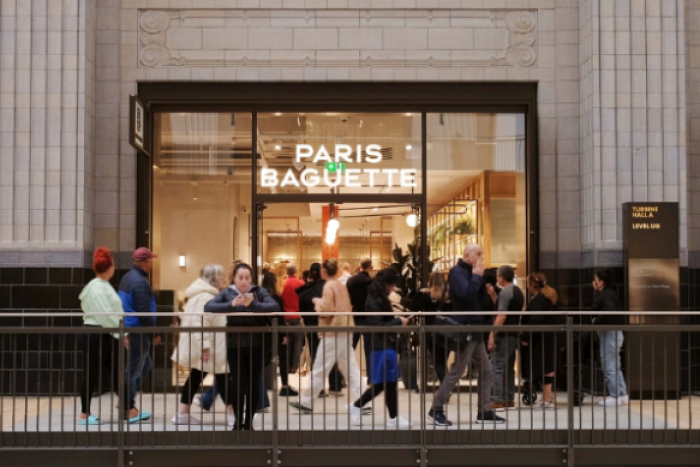 Paris　Baguette　Battersea　Power　Station　store　in　London,　UK