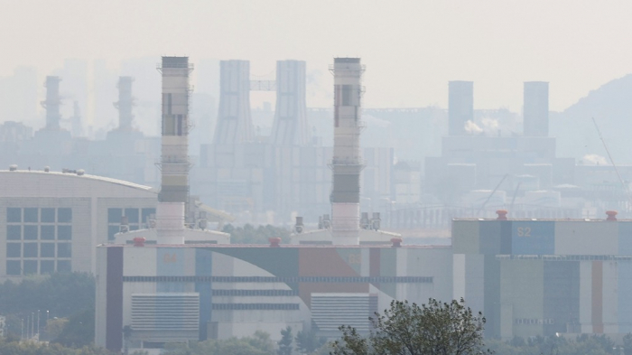 Power　plants　at　a　South　Korean　industrial　complex　(File　photo:　Courtesy　of　Yonhap)