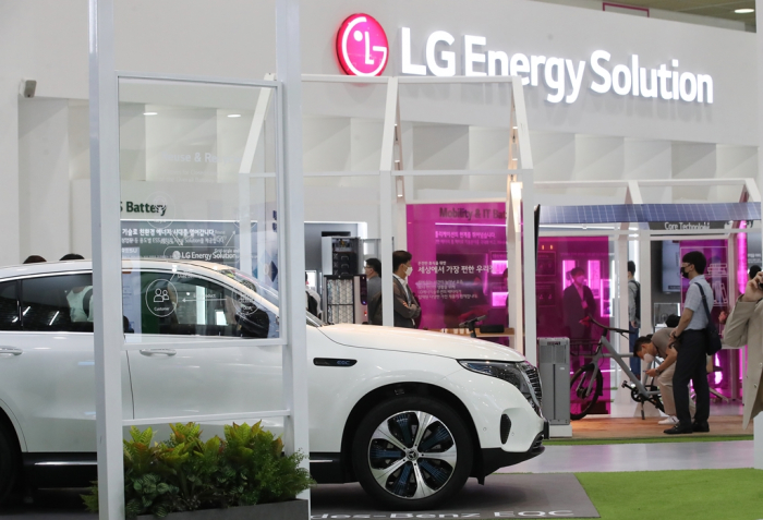 LG　Energy　Solution　booth　at　an　exhibition