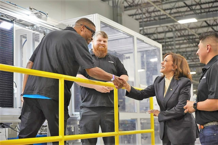 US　Vice　President　Kamala　Harris　(third　from　the　left)　shakes　hands　with　a　worker　at　Hanwha　Solutions'　solar　panel　plant　in　Dalton,　Georgia　on　April　6,　2023　(Courtesy　of　Hanwha　Solution)