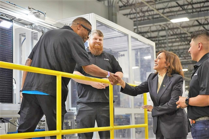 US Vice President Kamala Harris (third from the left) shakes hands with a worker at Hanwha Solutions' solar panel plant in Dalton, Georgia on April 6, 2023 (Courtesy of Hanwha Solution)