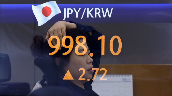 The　yen　closed　at　9.98　per　won　in　local　trade　on　Friday