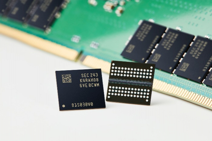 Samsung　Electronics'　16-Gb　DDR5　DRAM　(Courtesy　of　Samsung　Electronics)