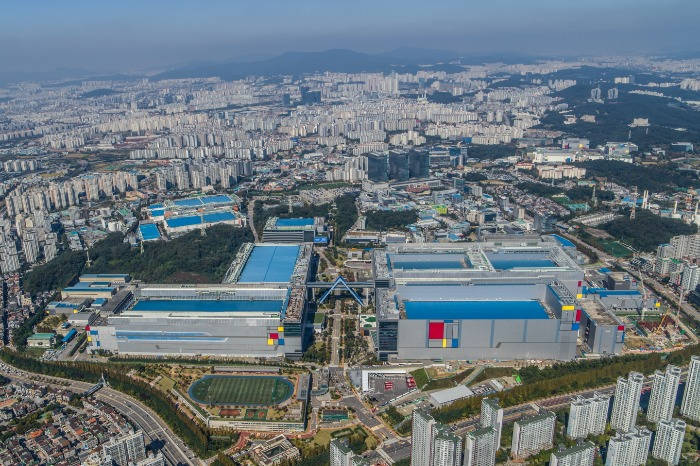 Samsung　Electronics　semiconductor　manufacturing　campus　in　Hwaseong　City,　Gyeonggi　Province,　Korea　(Courtesy　of　Samsung　Electronics)