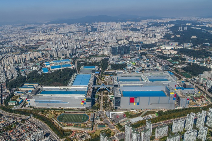 Samsung Electronics semiconductor manufacturing campus in Hwaseong City, Gyeonggi Province, Korea (Courtesy of Samsung Electronics)