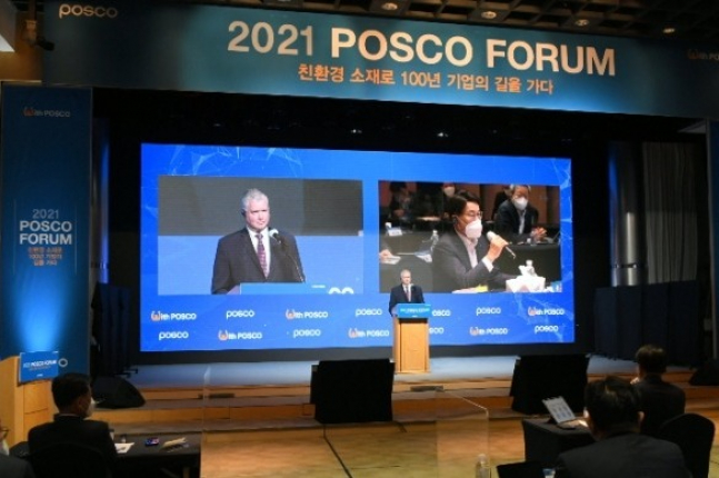 Choi　Jeong-woo,　Chairman　of　POSCO　Group　(right　on　monitor)　and　Stephen　Biegun,　Former　US　Deputy　Secretary　of　State　at　POSCO　Forum　in　September　2021.
