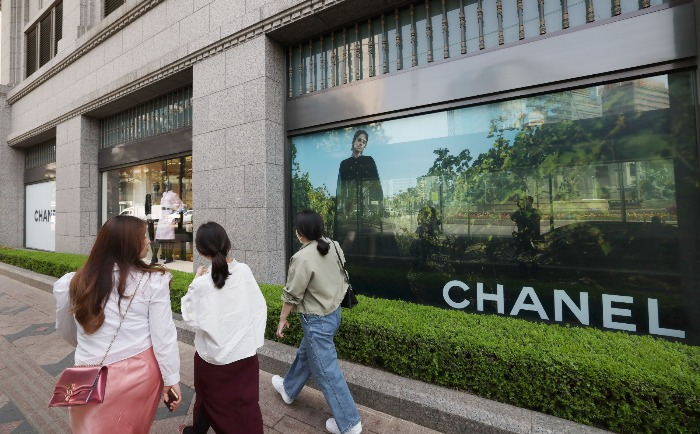 Chanel　Store　within　Shinsegae　Department　Store's　main　branch　in　Gangnam,　Seoul