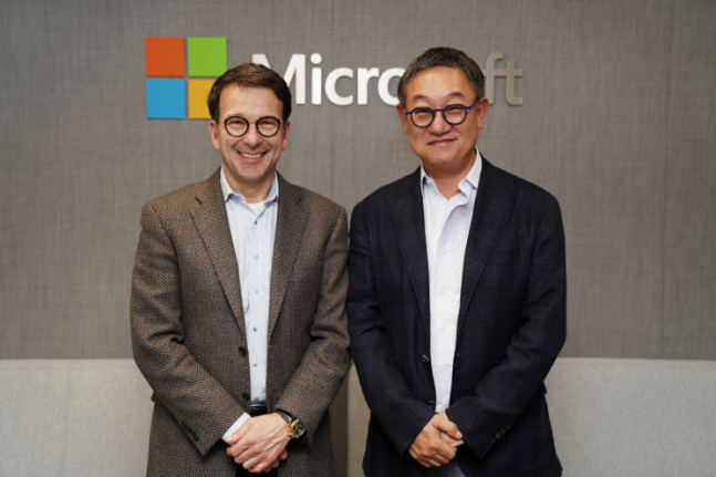 Shin-gyoon　Hyun,　the　CEO　of　LG　CNS　(right)　and　Judson　Althoff,　Chief　Commercial　Officer　at　Microsoft