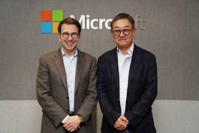Shin-gyoon Hyun, the CEO of LG CNS (right) and Judson Althoff, Chief Commercial Officer at Microsoft