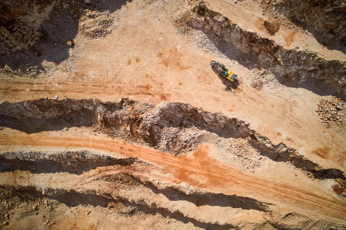 Ledges　of　a　quarry　after　drilling　(Courtesy　of　Getty　Images)
