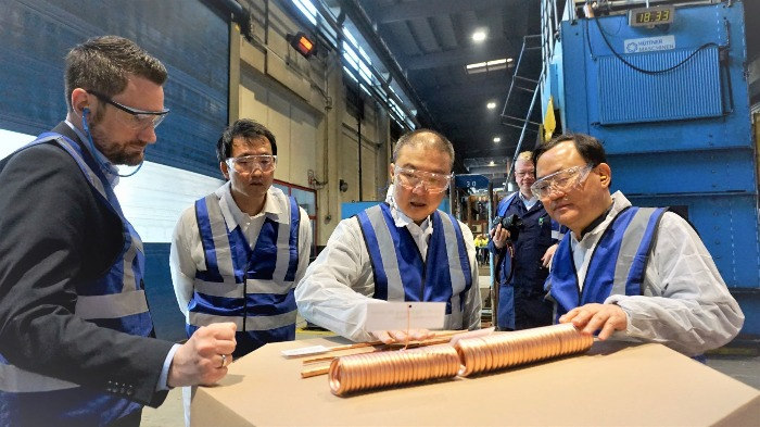 LS　Group　Chairman　Koo　Ja-eun　(second　from　right)　visits　L&K's　oxygen-free　copper　plant　in　Germany　(Courtesy　of　LS　Group) 