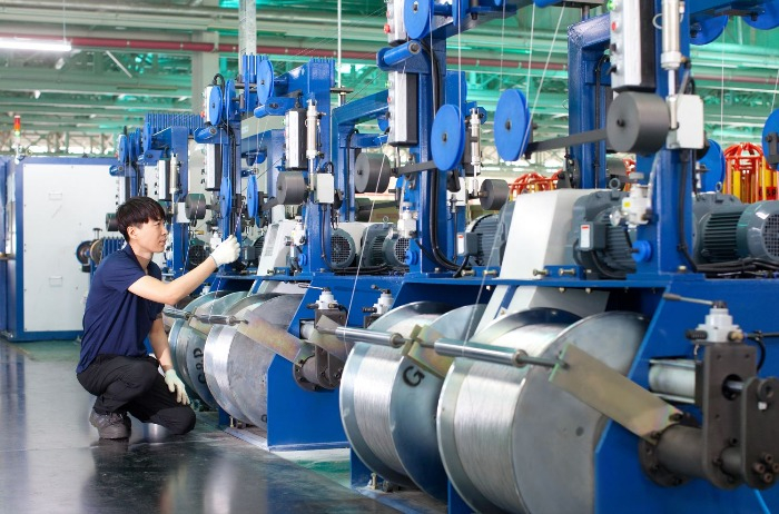 An　LS　Cable　&　System　employee　works　on　an　aluminum　power　cable　production　line