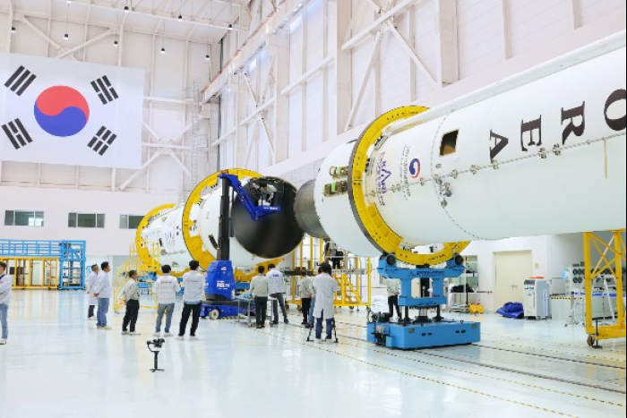 The　first　and　second　segments　of　a　Nuri　space　rocket　at　the　Naro　Space　Center　in　Goheung,　South　Jeolla　Province