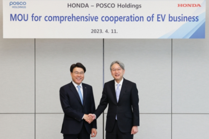Choi　Jeong-woo,　chairman　of　POSCO　Group　(left)　and　Toshihiro　Mibe,　president　of　Honda　Motor 