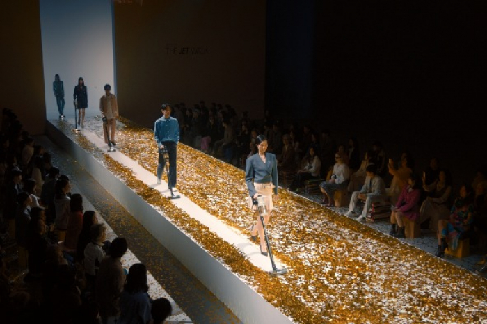 Samsung Electronics launches latest stick vacuum cleaner via catwalk