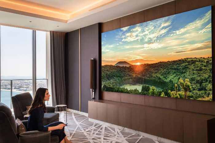 The　Wall,　MicroLED　screen　of　Samsung　Electronics　in　Atlantis　the　Royal　hotel