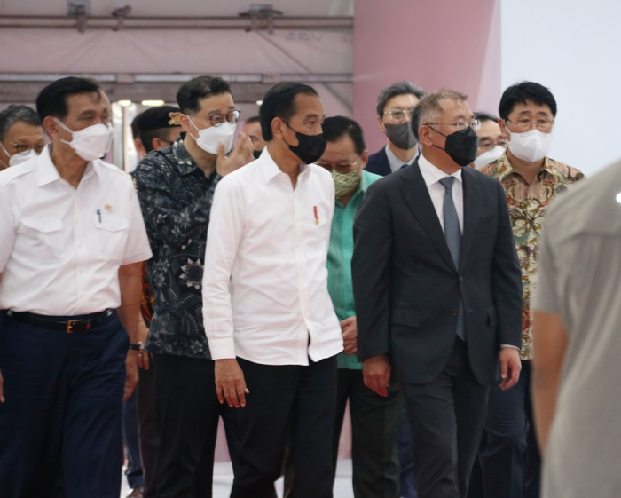 Indonesian　President　Joko　Widodo　(center)　and　Hyundai　Motor　Chairman　Chung　Euisun　at　the　opening　ceremony　of　the　carmaker's　Indonesian　plant