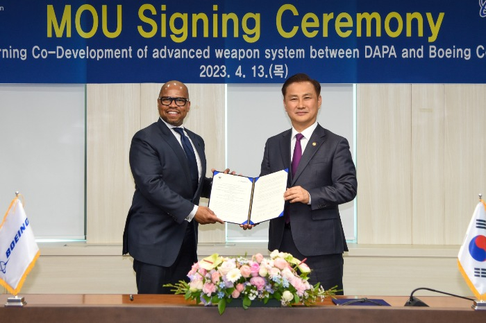 Dong-hwan Eom, Minister of The Korean Defense Acquisition Program Administration (right) and Theodore Colbert, CEO of Boeing's Defense, Space & Security