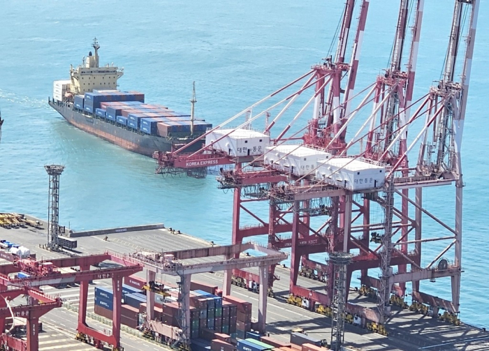 A　container　ship　approaches　the　Port　of　Busan,　South　Korea’s　trade　hub　(Courtesy　of　Yonhap)