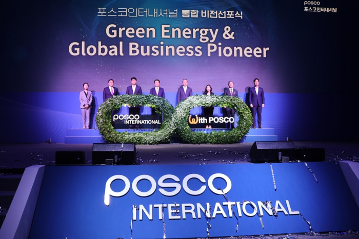 Group　Chairman　Choi　Jeong-woo　(fourth　from　left)　at　a　ceremony　marking　the　merger　of　POSCO　International　and　POSCO　Energy