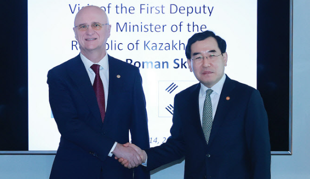Lee　Chang-yang,　Minister　of　Industry,　Trade　and　Resources　(right)　and　Roman　Sklyar,　Kazakhstan's　first　deputy　prime　minister