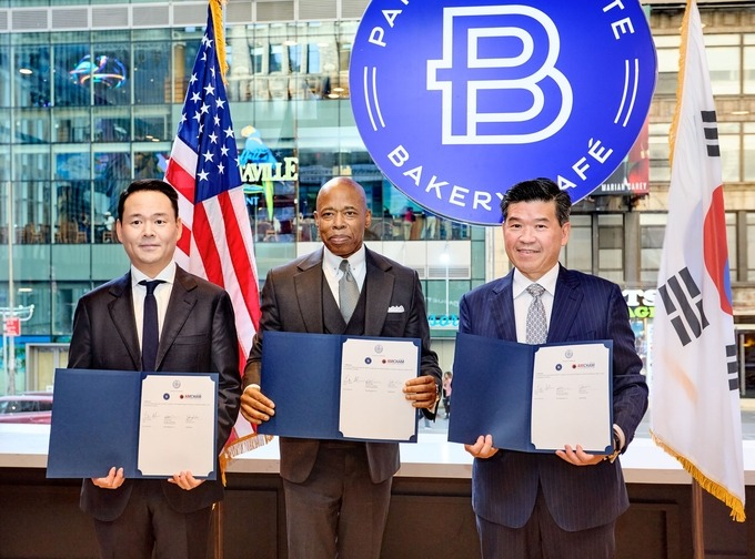 Paris　Baguette　North　America　Chief　Strategy　Officer　Hur　Jin-soo,　New　York　City　Mayor　Eric　Adams　and　Chairman　of　the　American　Chamber　of　Commerce　in　Korea　James　Kim 