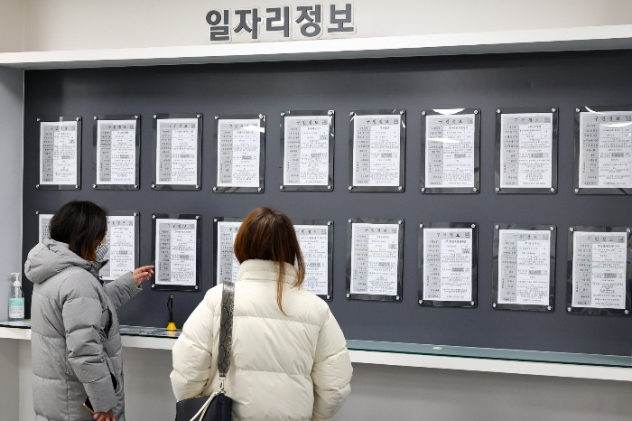 S.Korea's　number　of　youth　hires　falls　90,000　in　March