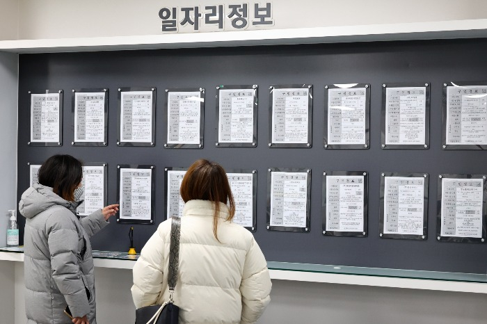 S.Korea's number of youth hires falls 90,000 in March
