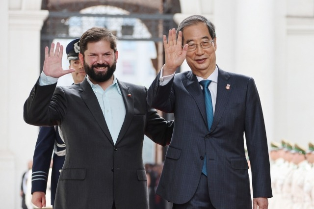 Han Duck-soo, South Korean Prime Minister (right) and Gabriel Boric, the President of Chile