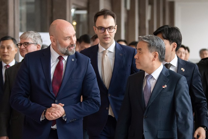 Sebastian　Chwalek,　the　chairman　of　PGZ　(left)　and　Lee　Jong-sup,　South　Korean　Defense　Minister