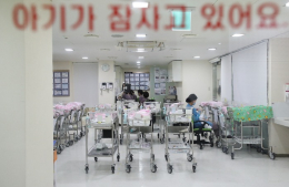 High- and low-income S.Koreans alike reluctant to have babies: Survey