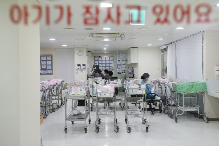 A　newborn　baby　care　center　in　a　Korean　hospital　(Courtesy　of　Yonhap)