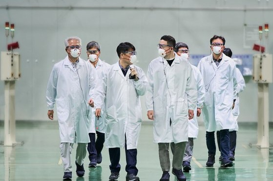 LG　Chairman　Koo　and　executives　visit　the　Cheongju　plant　on　April　17　(Courtesy　of　LG)