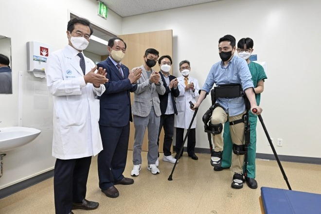 Hyundai　donates　medical　wearable　robot　to　support　rehabilitation　