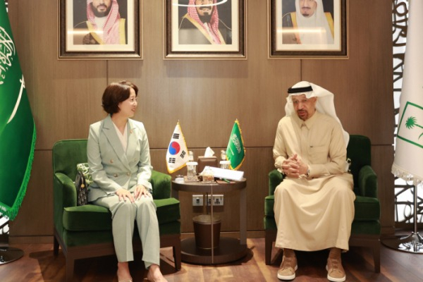 Lee　Young,　Minister　of　SMEs　and　Startups　(left)　and　Khalid　A.　Al-Falih,　Minister　of　Investment　of　Saudi　Arabia　met　in　March,　Riyadh