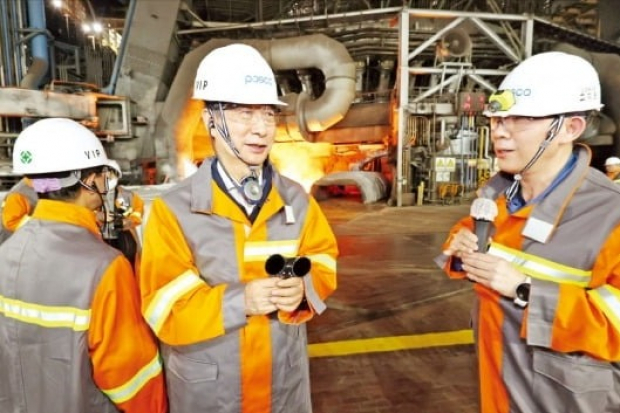 South　Korea　Prime　Minister　Han　Duck-soo　(middle)　talks　to　employees　at　POSCO's　Gwangyang　Steelworks　on　April　19　(Courtesy　of　POSCO)