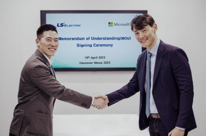 Koo　Dong-hwi,　vice　president　of　LS　Electric　(left)　and　Dominik　Wee,　vice　president　of　Microsoft's　manufacturing　and　mobility　division