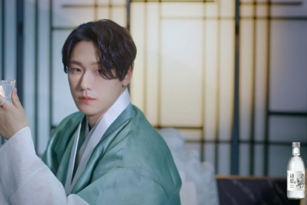 The ad of Lotte Chilsung Beverage's soju brand Saero