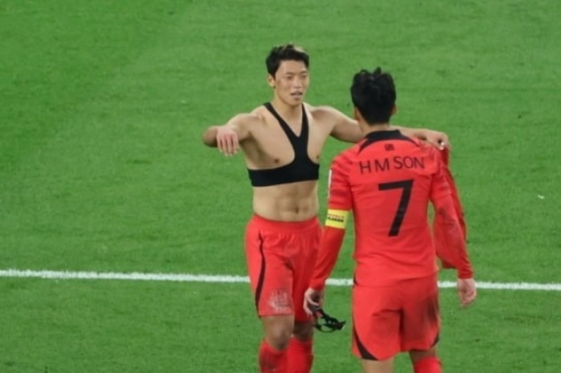South　Korean　soccer　players　Hwang　Hee-chan,　wearing　a　GPS　data　collecting　vest,　and　Son　Heung-min　during　a　Qatar　World　Cup　match　in　December,　2022　(Courtesy　of　Yonhap)