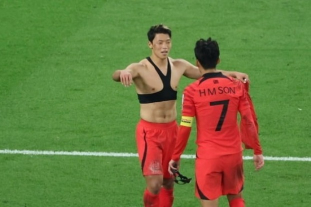 South Korean soccer players Hwang Hee-chan, wearing a GPS data collecting vest, and Son Heung-min during a Qatar World Cup match in December, 2022 (Courtesy of Yonhap)