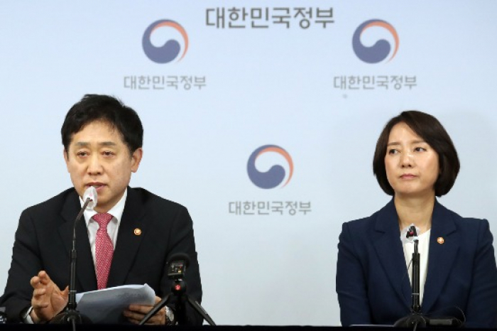 FSC Chairman Kim Joo-hyun (left) and Minister of SMEs and Startups Lee Young during a news briefing on April 20, 2023